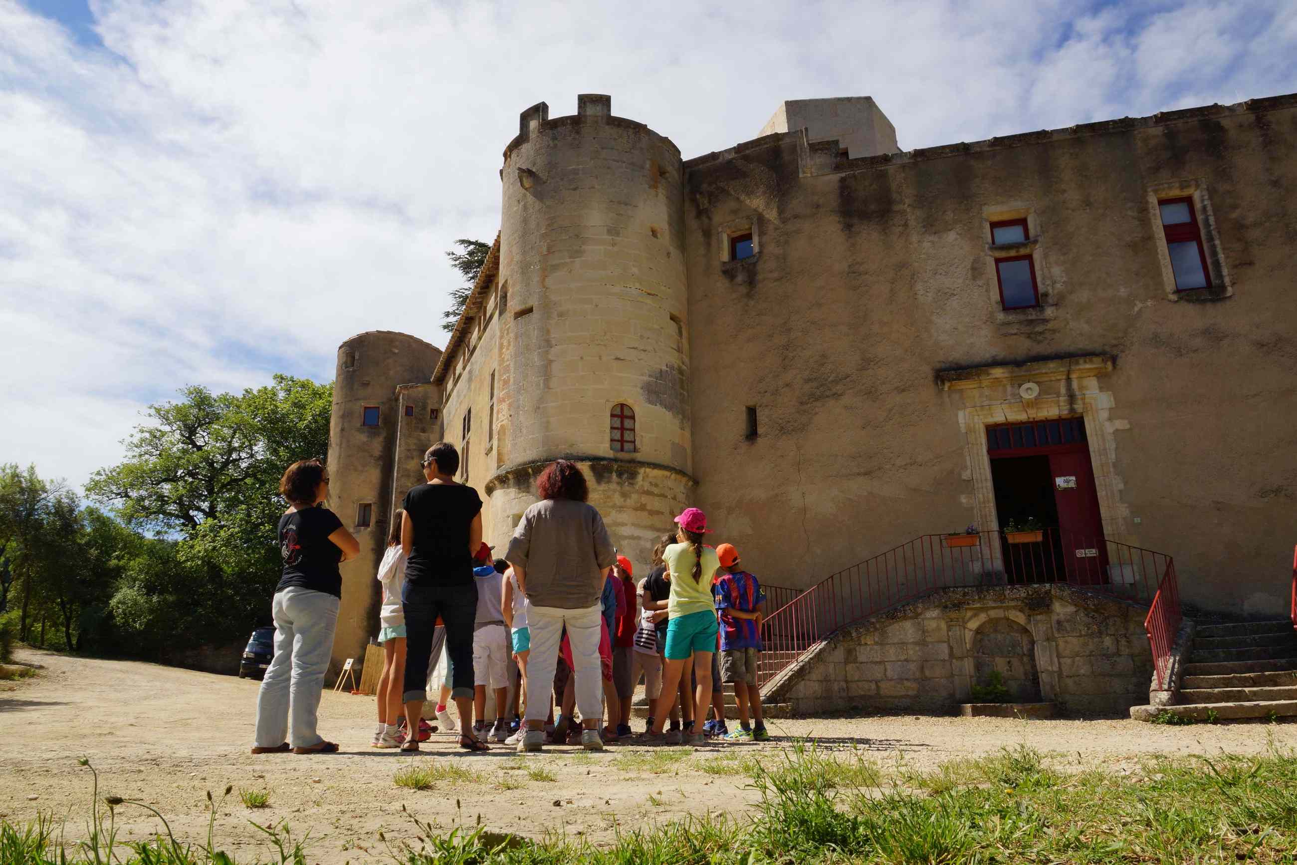 Chateau De L Environnement A Buoux Accueil Des Enfants Parc Naturel Regional Du Luberon